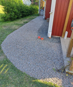 Grusgång funt huset, snyggt och prydligt.